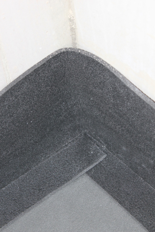 Realiser la jonction entre le mur et la sous-couche insulit Bi+20 avec la bande périphérique autocollante Lfoam - insulco