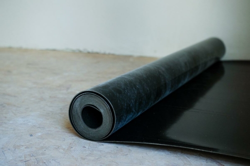 insulMass 3.5 zware massa in rol op houten vloer