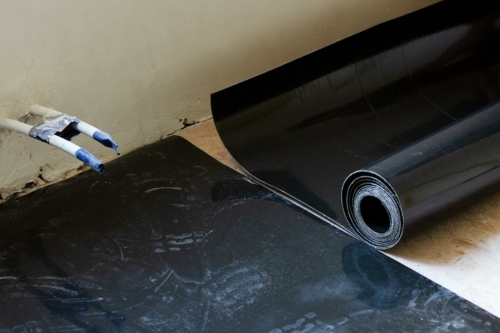 insulMass 3.5 dunne geluidsisolatie op houten vloer